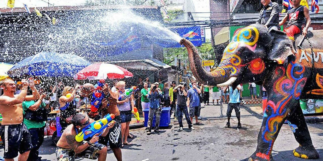 Songkran i Thailand: En Dybdegående Fortælling om Traditioner og Fejringer