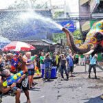 Songkran i Thailand: En Dybdegående Fortælling om Traditioner og Fejringer