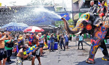 Songkran i Thailand: En Dybdegående Fortælling om Traditioner og Fejringer