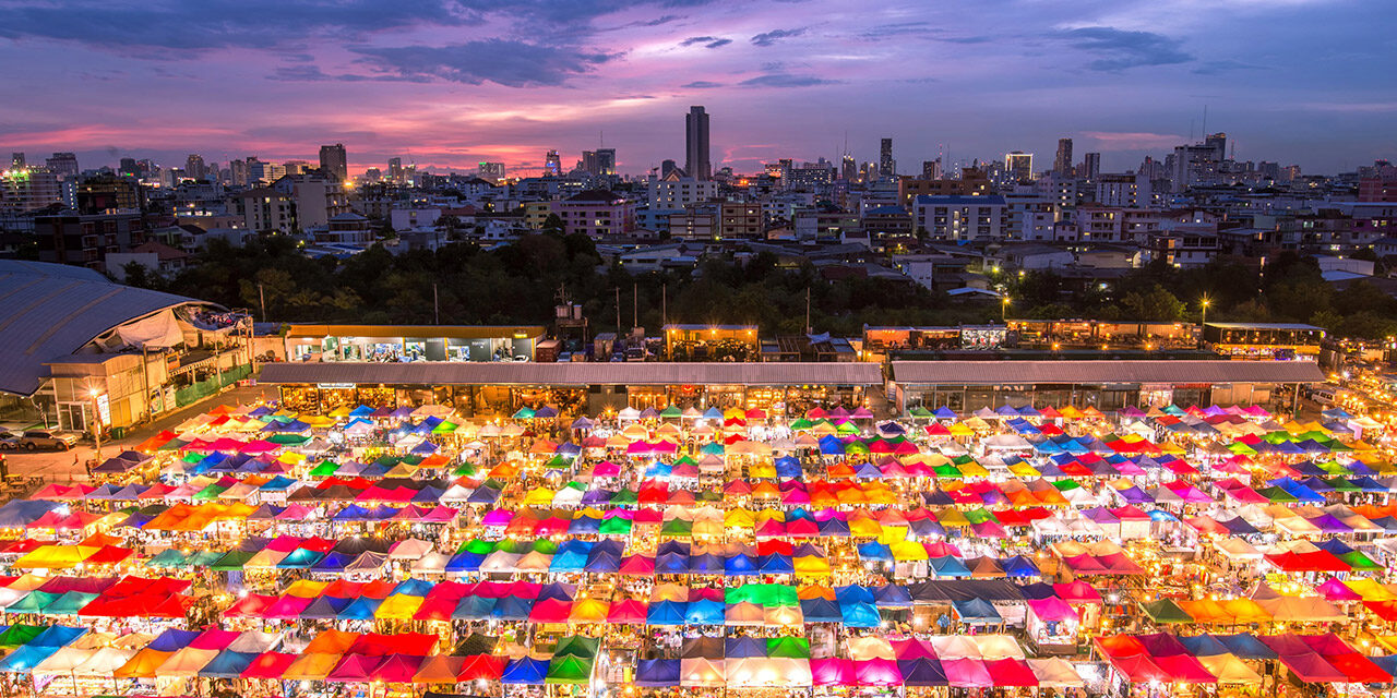 Chatuchak Weekend Market: En Labyrint af Farver, Dufte og Kultur